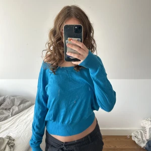 tröja från filippa k - blå ganska kort tröja från filippa k