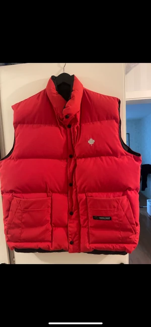 Canada Goose - Dunväst från Canada Goose (säljer åt min pappa). Den är använd endast en gång och aldrig tvättad. Orginal alltså ingen kopia!