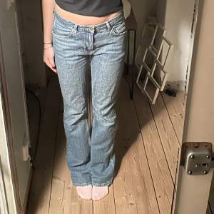 Snygga jeans från Gina tricot i storlek 38🫶🏻 säljer då dom är för stora för mig💕