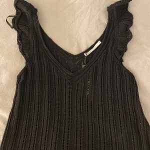 Stickad topp - Säljer min super söta svarta stickade topp ifrån Only, lappen är kvar då jag aldrig använt den. Perfekt till sommaren💓💓