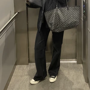 HOPE beat jeans - Svart/grå jeans från hope i modell Beat. Nyskick, bra längd på mig som är ca 170. Skriv för egna bilder. Storlek 26🥰 Nypris 1800kr