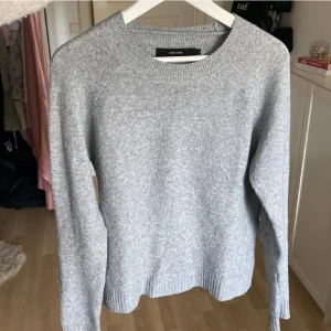 Stickad tröja från vero moda  - så fin tröja nu till hösten! 💕 tryck på köp nu Aldrig använd