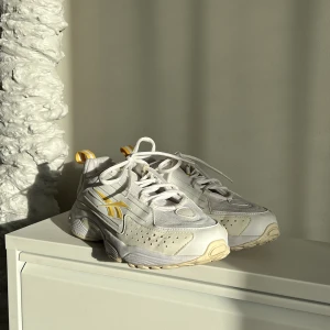 Reebok sneakers - Sparsamt använda sneakers i bra skick. Säljes pga för stora för mig som vanligtvis har strl 38.