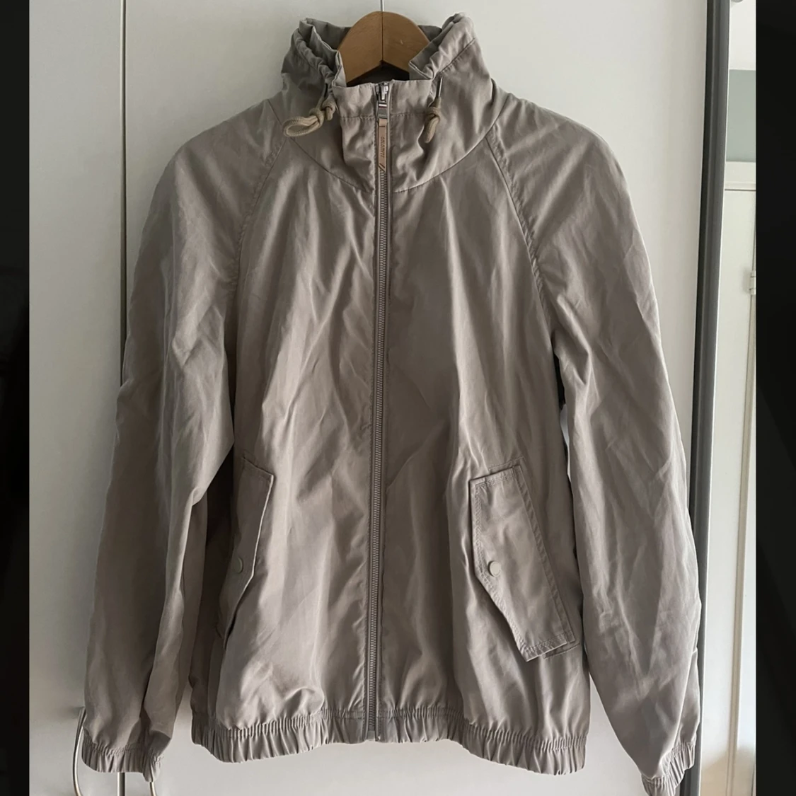 Tunn Vindjacka med krage