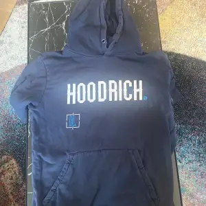 Hej! Jag säljer min nya Hoodrich dress för att spara till ett ps5. Hoodien är aldrig använd och byxorna är använda 1 gång men bra skick annars, båda plaggen är slutsålda på hemsidan. Pris kan diskuteras 
