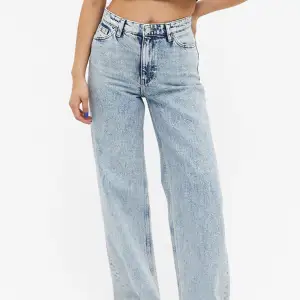 så snygga yoko jeans från monki 😇 strl 27, perfekta i längden på mig som är 170