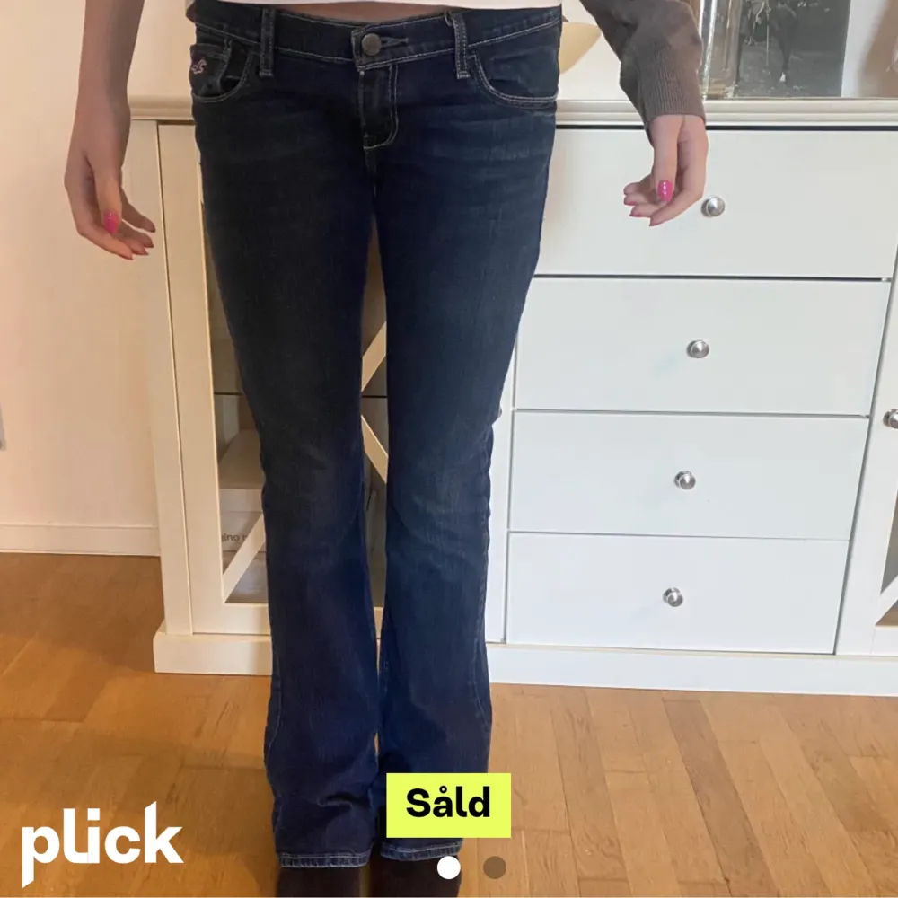(Bilder från förra ägaren) Jätte fina lågmidjade jeans från hollister❤️ Säljer då det inte riktigt var den färgen jag sökte. Passar mej bra som är 165❤️ Skriv privat för bilder o frågor mm❤️. Jeans & Byxor.
