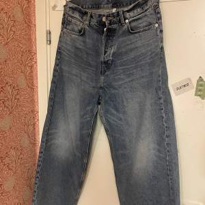 Helt oanvända Astro Loose baggy jeans från weekday. Top kvalitet