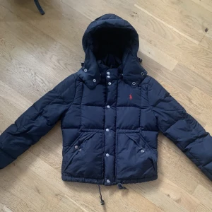 Polo Ralph Lauren Puffer jacka - varm puffer jacka för vintern, bör tvättas innan användning