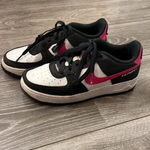 Air Force 1 - Säljer dessa super söta Air force 1 då dem inte komma till användning! Sparsamt använda!