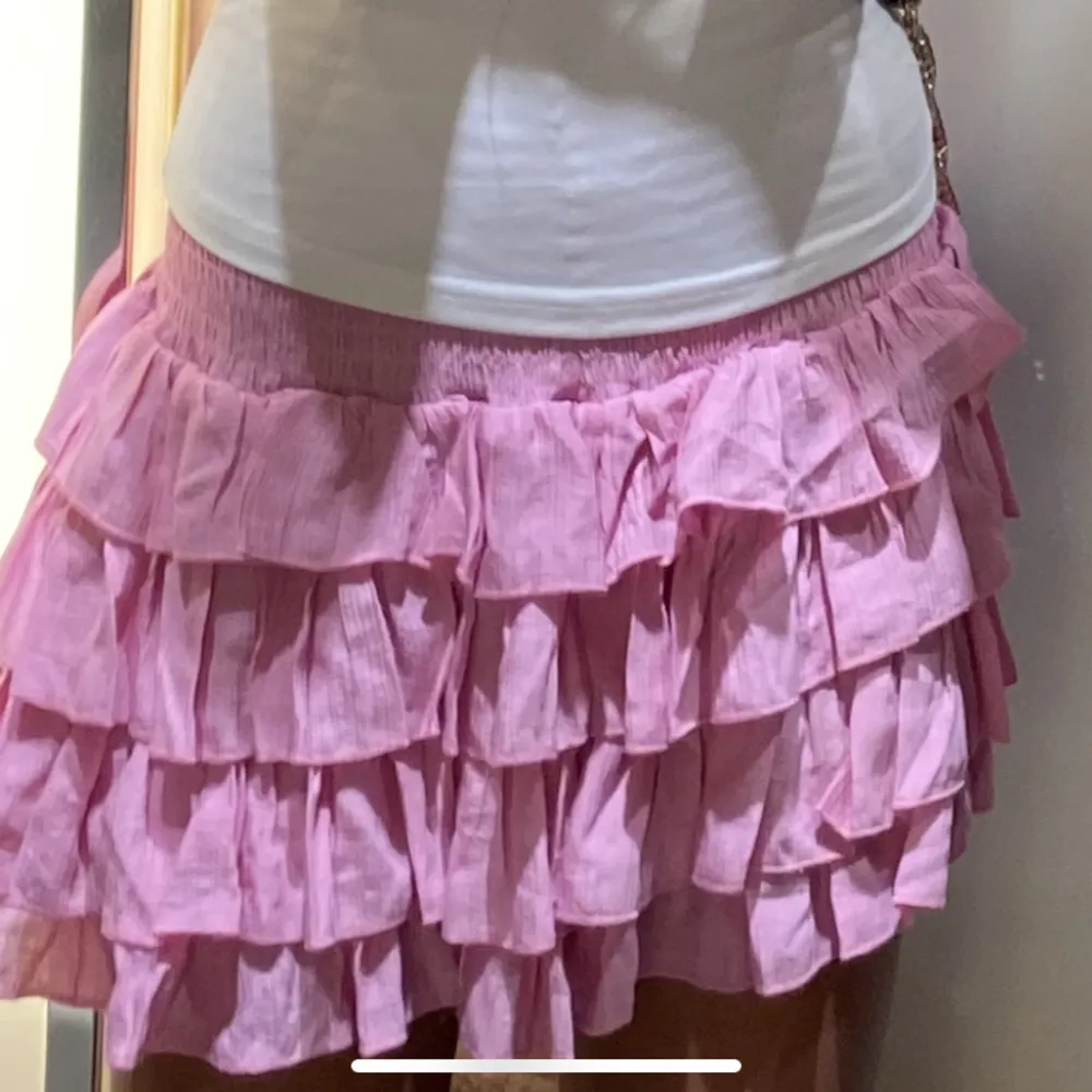 Söt rosa kjol som är använd ett fåtal gånger. Säljer pga att den inte kommer till användning❤️KLICKA INTE PÅ KÖP NU! Skriv privat! . Kjolar.