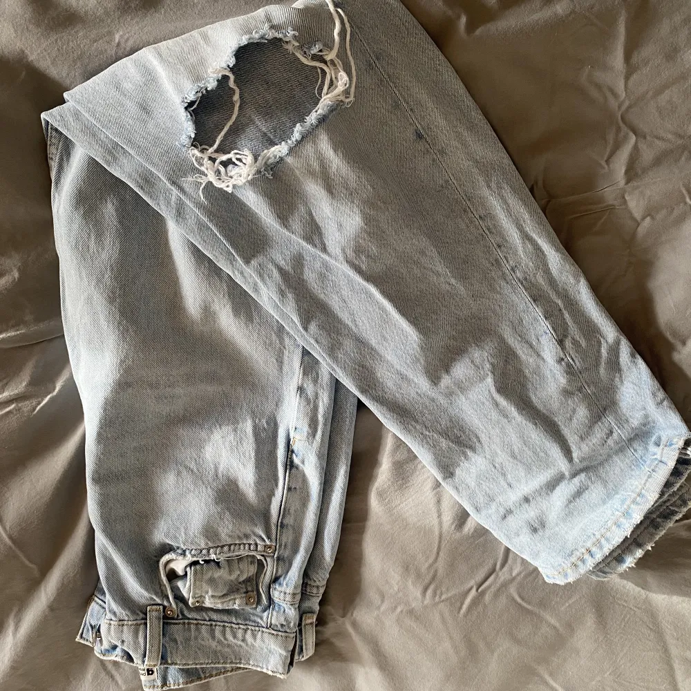Blå jeans med hål på knäna från Gina Tricot. Använder inte längre 💗. Jeans & Byxor.