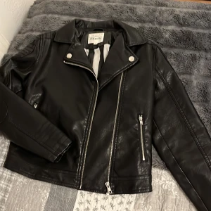 Skinnjacka  - Jätte fin skinnjacka från kappahl, säljer den då den har tyvärr aldrig kommit till användning ❤️ skriv om ni har några frågor eller vill se flera bilder ❤️ nypris-500kr 