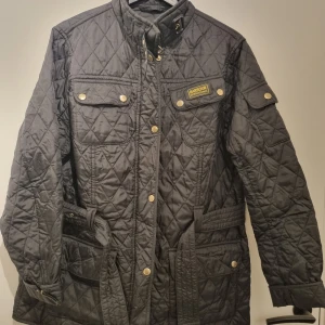 Barbour, jacka - Barbour, jacka, dam. Stl 46. Använd men i fint skick.  Pris: 600:- (nypris 2000:-)