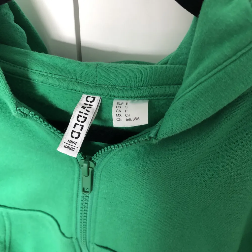 Grön cropped kofta/tröja i storlek S. Tröjor & Koftor.
