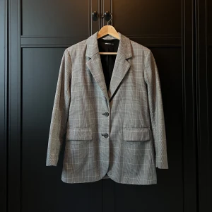 Rutig kavaj  - Rutig kavaj från Gina Tricot  Storlek: 36  Pris: 350 kr ink frakt Material: 75% polyester, 20% viskos, 5% elastan  Skick: Inga anmärkningar 