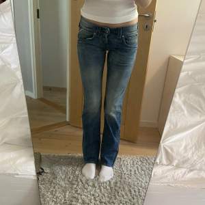 Snygga lågmidjade replay jeans, helt nya! Taggen sitter fortfarande kvar på bakfickan🌟 Innerbenslängd: 83cm Midjemått: 40cm Bara att höra av dig vid frågor eller liknande!💖🫶 Obs, dom är lite små på mig så därför dom ser så extremt tajta ut över höfterna😅