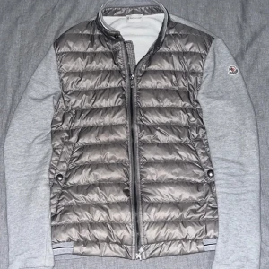 Monclear Cardigan  - Säljer en Mocnlear Cardigan-skick 10/10-inge tecken på användning-nypris ligger runt 8000kr-mitt pris 3599kr-storlek M men passar S-givetvis äkta vara-hör av er vid minsta fundering, fler bilder mm.!!