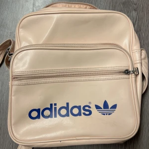 Adidas väska  - Äkta adidasväska i rosa ”skinn”! Nypris 599kr🤍 perfekt som skolväska!