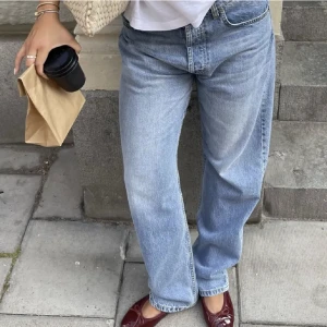 Djerf Avenue jeans - Säljer dessa Djerf Avenue jeans i modellen ”Relexed Jeans washed blue”. Tycker att färgen var lite för ljus för min smak. Använda- men är i mycket fint skick. Skriv för mer bilder🙌🏻⭐️  Nypris 1299