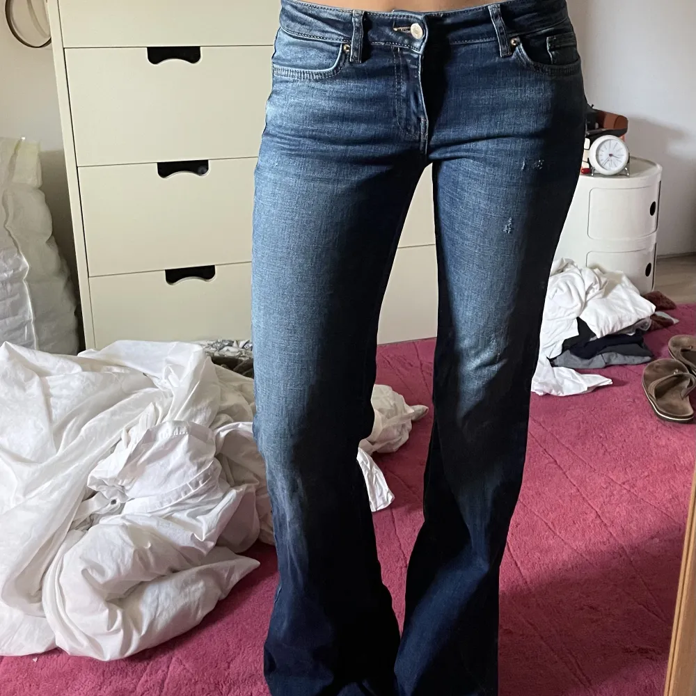 Blåa lågmidjade jeans, utsvänga . Jeans & Byxor.