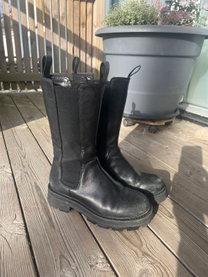 Boots - Fina skor från vaga Bond. Strl 38. Finns en repa längst fram på ena skon, annars fina. Köpta för 1600kr säljer för 600kr