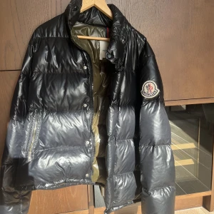 Moncler grenoble size 5 - Säljer min Grenoble size 5, perfekt till vintern!  Endast skador på insida, ingenting synligt när du bär den!! Priset inte hugget i sten 