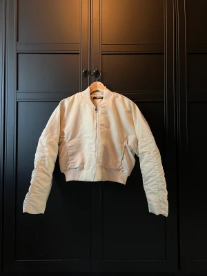 Bomberjacka  - Ljusbeige bomberjacka från Gina Tricot  Storlek: S  Pris: 350 kr ink frakt Material: 100% polyester  Skick: Inga anmärkningar.