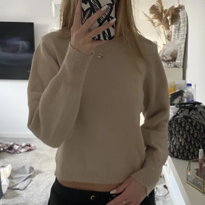 Beige stickad tröja - Beige stickad tröja!  Skönt till hösten och vintern 