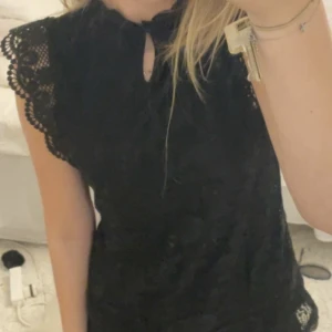 Svart blus  - Säljer denna fina svarta blusen från zalando🫶🏻jätte fint sick,använd gärna köp nu 💓💓hör av dig för fler bilder