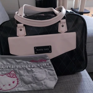 Mary kay väska ny - Stor oanvänd väska från Mary kay. Mycket plats och där är även "lådor" i Så man kan man kan lägga sina saker i facken. Skickar även med en nessesär med hello kitty