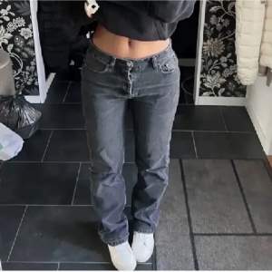Så fina jeans från zara , knappt använda då de är försmå för mig.💗 (Lånade bilder). Bara o skriva vid frågor