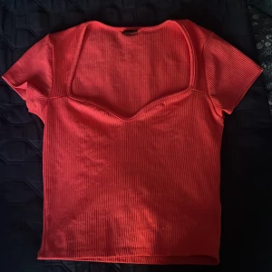 Topp - En röd-koral färgad jättefin topp. Från gina i XS men passa som S. Skriv för fler bilder