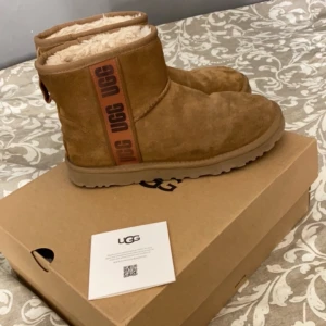Uggs - Säljer nu mina nästintill nya Uggs!  Köpta för 2100kr och sparsamt använda en halv vinter. Oftas har jag 38 i skor men ibland passar 37 eller 39 också! Det beror nog på modell, men dessa är i 38 och passar mig perfekt! Bara att höra av dig vid intresse🩷