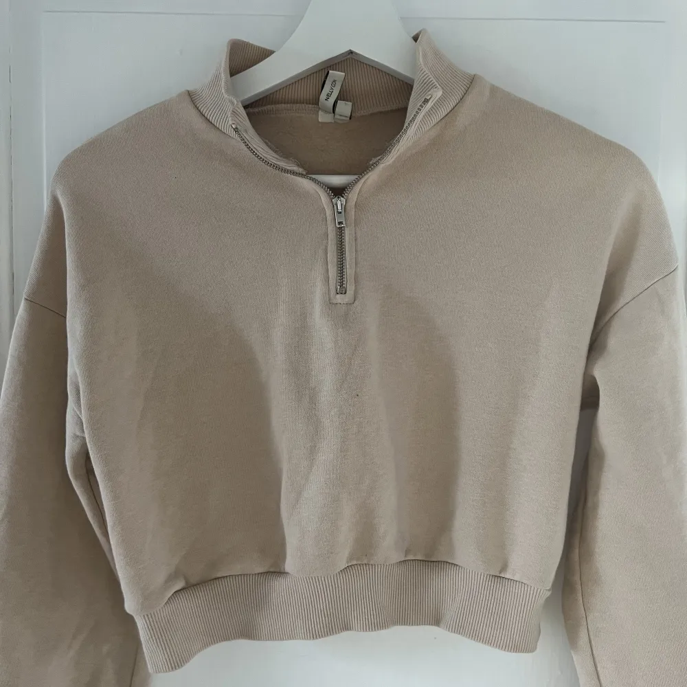 En beige sweatshirt med dragkedja, kortare i modellen!🤍 aldrig använd . Tröjor & Koftor.