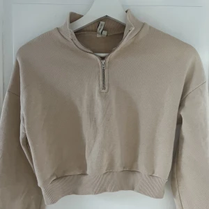 Zip tröja  - En beige sweatshirt med dragkedja, kortare i modellen!🤍 aldrig använd 