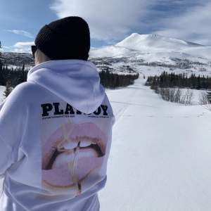 Jättecool och snygg hoodie med playboy print