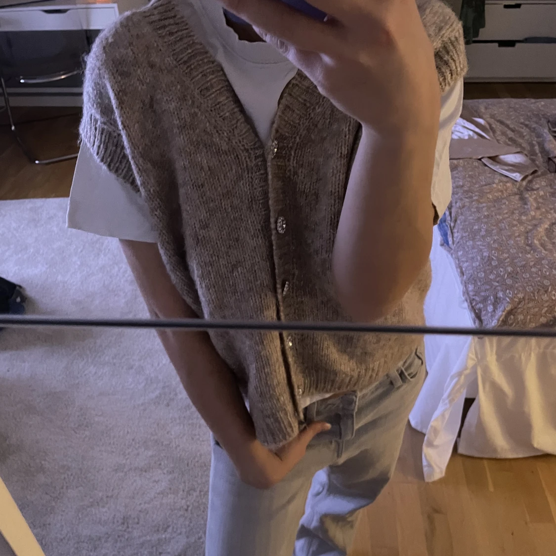 Stickad väst med knappar