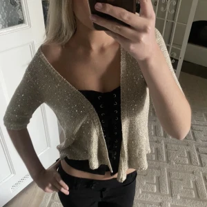 Kofta - Skit snygg glittrig kofta 