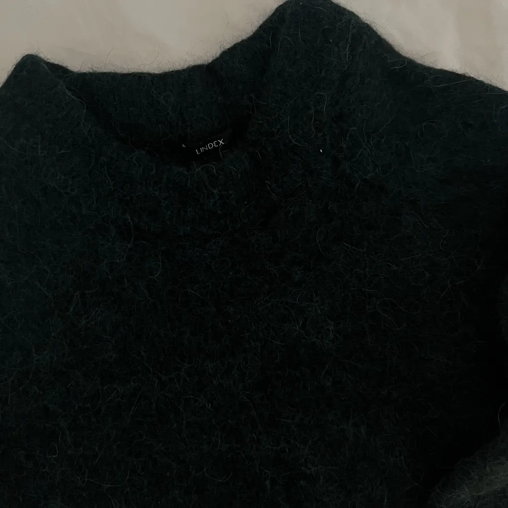 Säljer denna superfina stickade tröja i Alpacka från Lindex, storlek S! 🤍färgen är mörkgrön/grå.. Stickat.