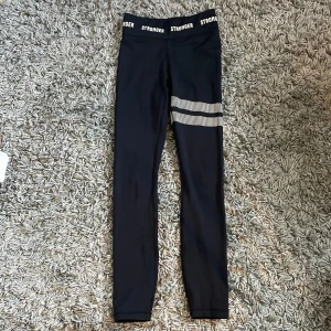 Stronger tights - Svarta stronger tights i storleken xs. Så himla fina och timeless men tyvärr för små för mig🩷. Aldrig använda🩷 tyvärr inte fri frakt🩷