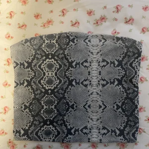 Bandeau - Köpt på bershka för ca 5 år sedan. Använd högst 5 gånger. Super skönt material! 