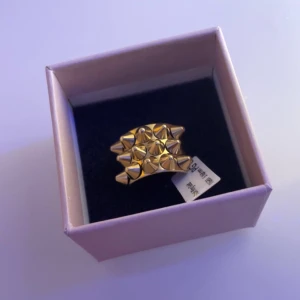 Edblad ring! - Super fin trendig ring. Aldrig använd ”lapp” kvar. Storlek S kan även passa för M. Original pris 399kr. Pris kan diskuteras vid snabba köp! Köpare står för frakt💞