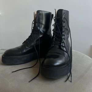 Boots i skinn från & Other Stories - Sparsamt använda Ordinarie pris 1800kr