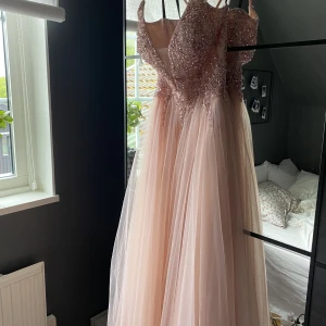 Balklänning - Säljer nu min fina balklänning! Bara använd 1 gång, så den är i väldigt bra skick. Den är i storlek 34, men är insydd enligt min kropp, jag har vanligtvis strl 34 i kläder, men då den är justerbar i ryggen så passar den antingen mindre eller större strl.