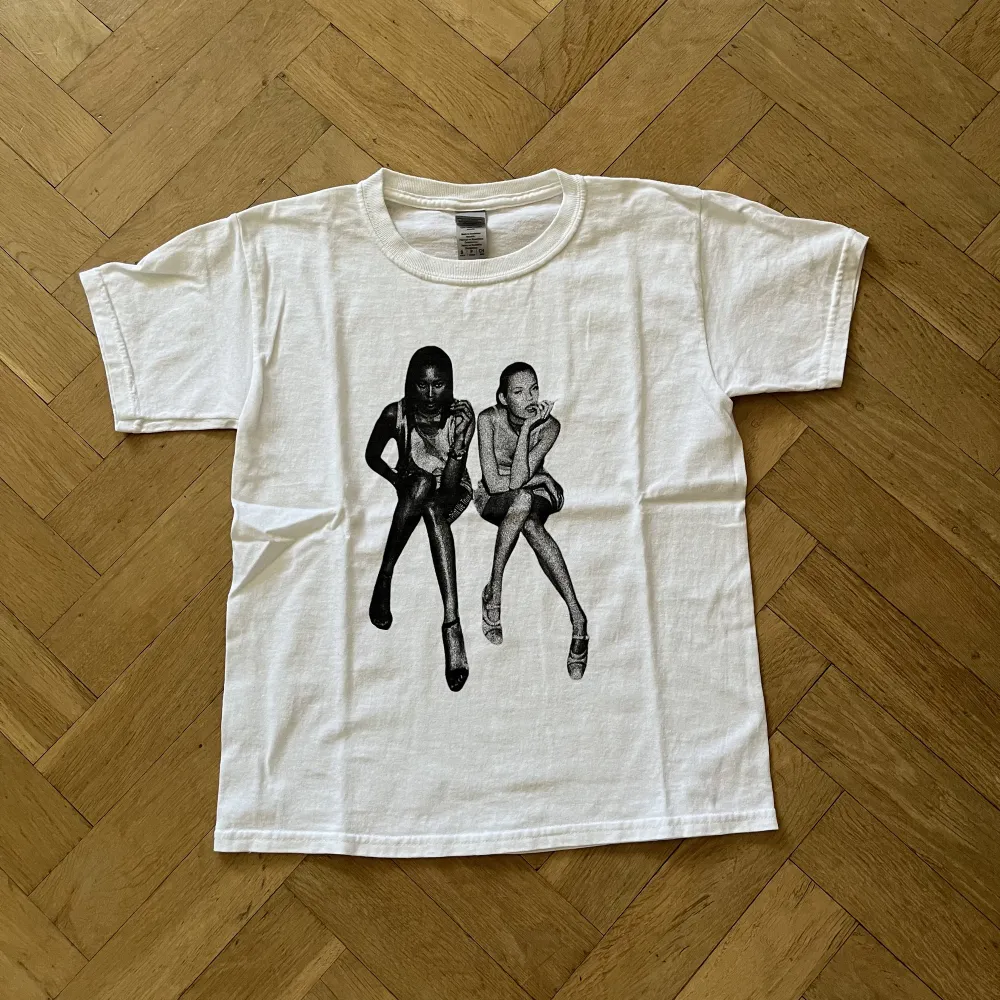 Baby tee från In print we trust med Naomi Campbell o Kate Moss! Har bara använt en gång!. T-shirts.