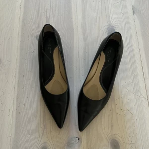 Kitten heels - Perfekta spetsklackar! Köpta second hand men i mycket bra skick! De är i storlek 39 men skulle säga att de passar en 38 bättre