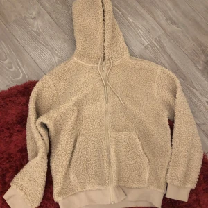 Storlek S - Säljer denna tjocktröja från HM, har aldrig använts. Prislappen på den är kvar.