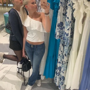 Topp - Söt trendig topp från zara med volang! Passar xs/s💕