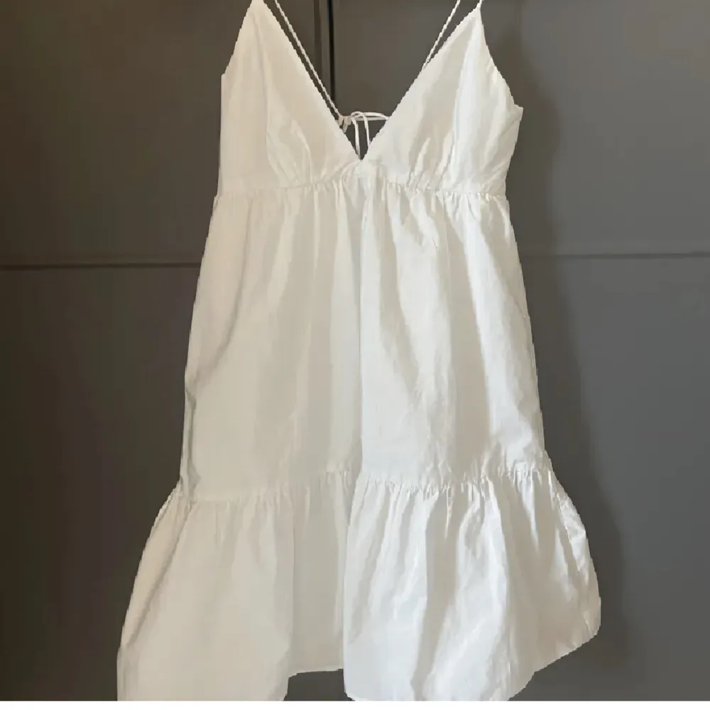 Säljer denna super fina klänningen ifrån bikbok. Aldrig använd endast testad. Köpt för 400 säljer för 300. Perfekt till studenten💕. Klänningar.